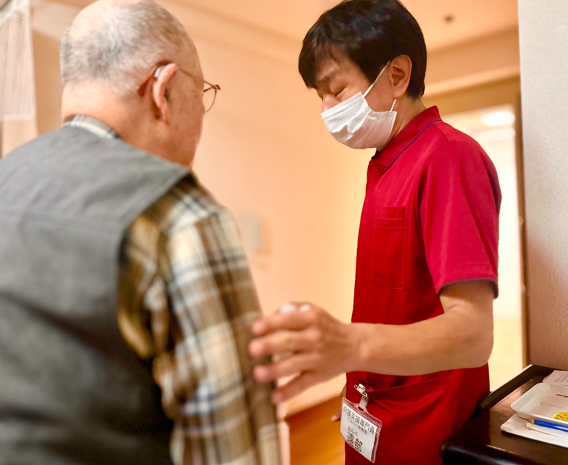 有料老人ホームサンビレッジ三鷹（看護師/准看護師の求人）の写真16枚目：明日の予定をご説明中