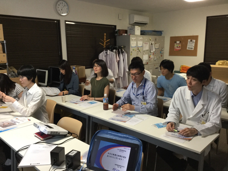 とまと薬局 はとりパーク店の写真4枚目:毎月の勉強会の様子です。社員のスキルアップのために開催しています。自由参加です。