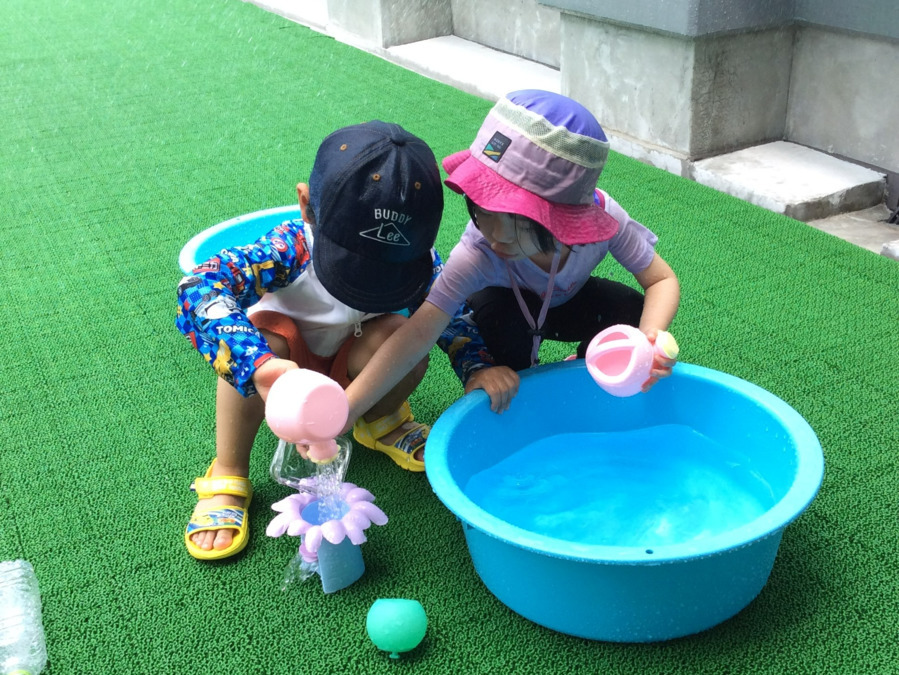 西青木クマさん保育所（保育士の求人）の写真5枚目：水遊び♬