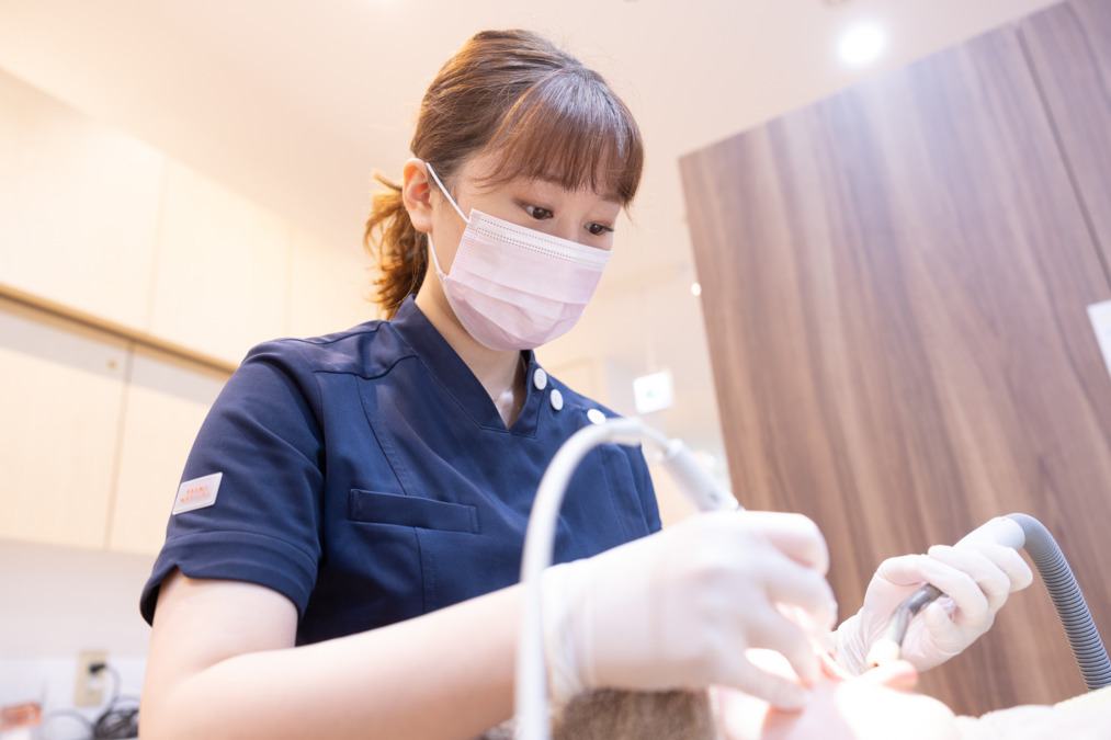 医療法人社団AMC Dentalone 西新宿6（歯科衛生士の求人）の写真2枚目：衛生士の診療風景です！！
