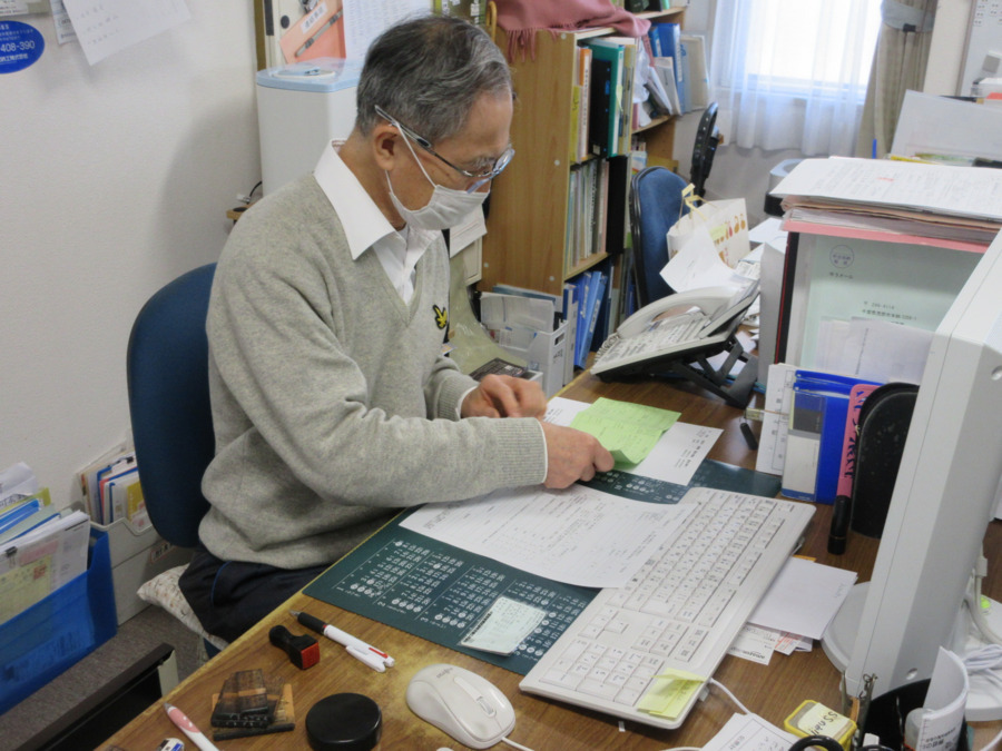 介護付き有料老人ホーム　サンライズ茂原（介護事務の求人）の写真4枚目：請求書の仕分け業務をしているご様子です。