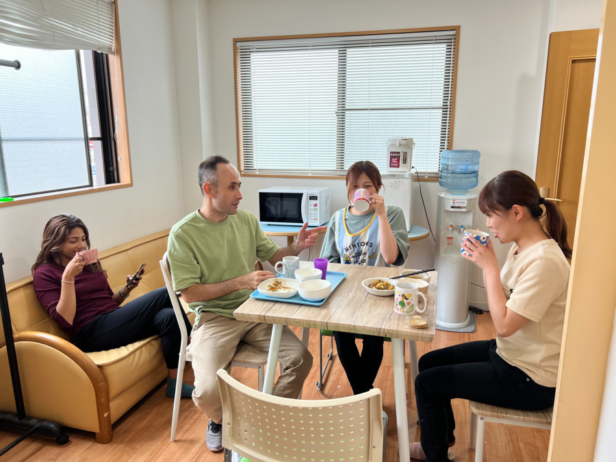 イツモスマイル保育園・イツモスマイルプリスクール(保育士の求人)の写真4枚目:休憩室でしっかりと休めます。時にはソファーで仮眠をとるスタッフもww