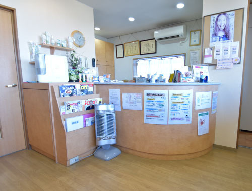 柳沢歯科医院の写真2枚目：明るく開放的な受付！