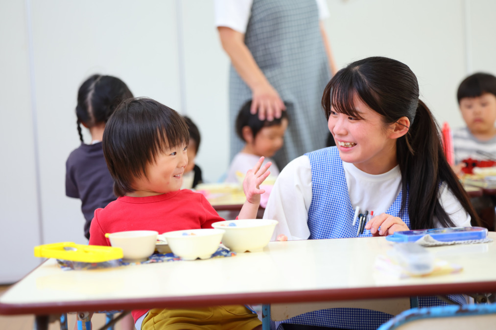 はなの木幼稚園（幼稚園教諭の求人）の写真5枚目：給食の時間はみんな笑顔になります。