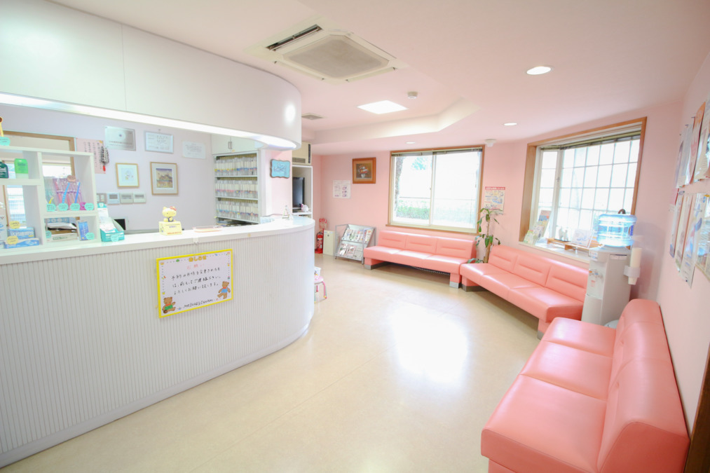 医療法人グリーン歯科クリニック（歯科医師の求人）の写真4枚目：居心地の良い広々とした待合室です。
