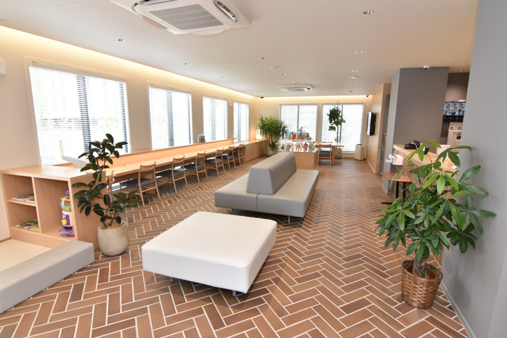 星野歯科クリニック（歯科医師の求人）の写真3枚目：新築の大きな窓から光が差し込む、広々とした待合室です。