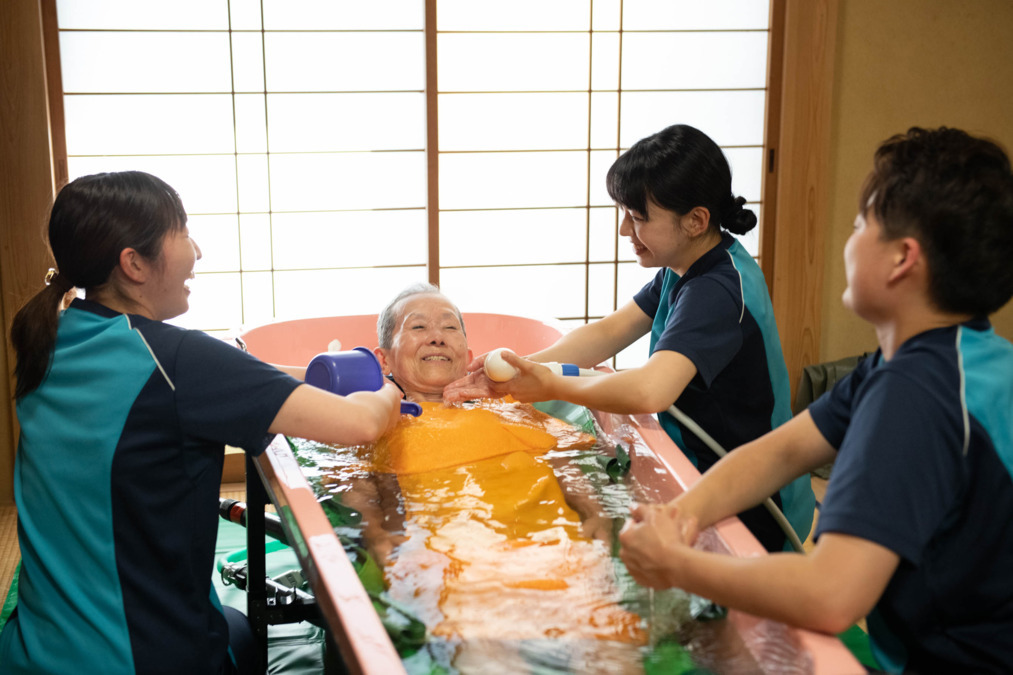 在宅介護センター札幌東（看護師/准看護師の求人）の写真2枚目：3人1組で快適な入浴の時間を提供します♪