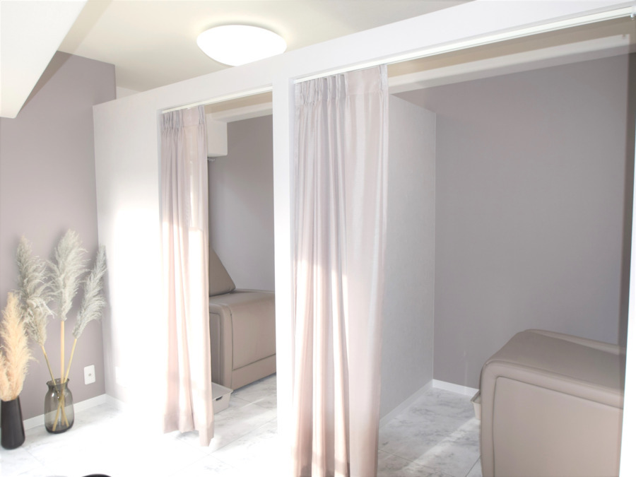 アイブロウサロンI'ck 博多店【眉毛専門店】の写真2枚目:白とグレーを基調とした可愛い店内♪