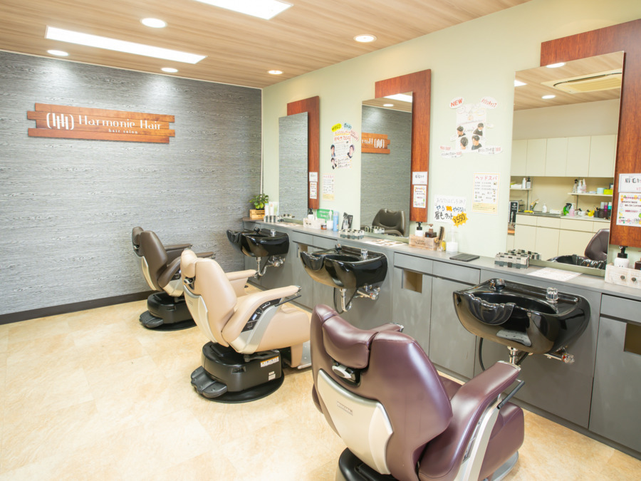 アルモニーヘア(理容師の求人)の写真3枚目:男女別ブース完備で、施術に集中しやすい環境です。(メンズブース)