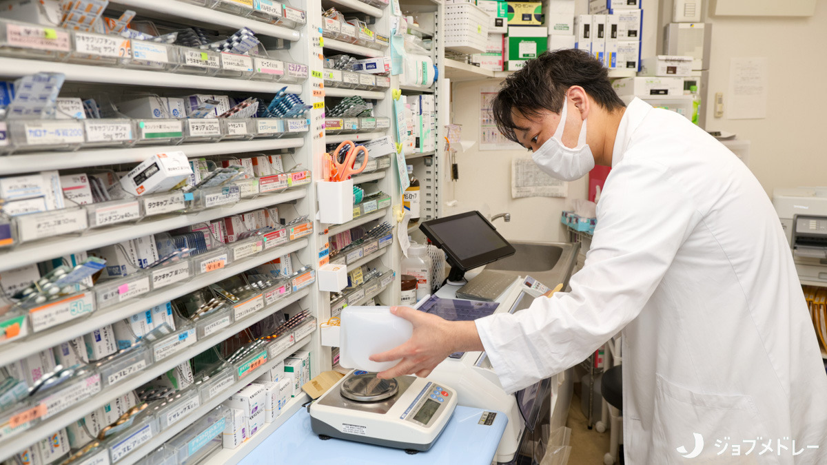 まごころ薬局 桜ヶ丘店の写真12枚目：安心して服薬していただけるよう丁寧に調剤を行っています