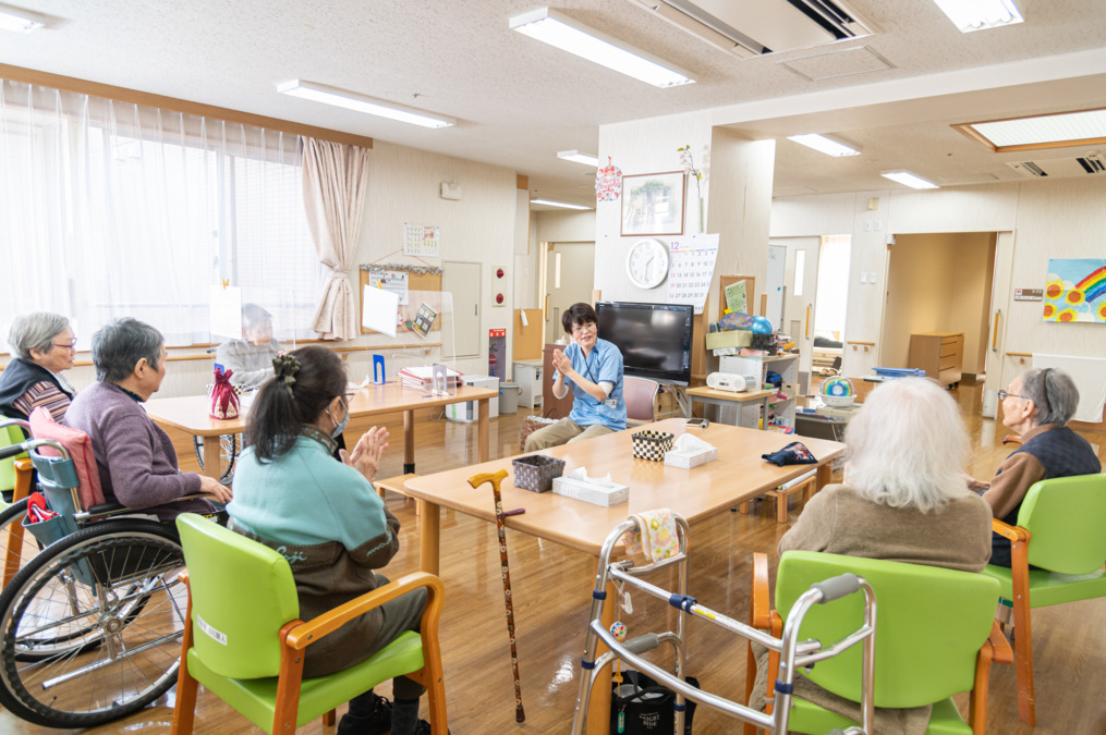 介護老人保健施設　所沢ロイヤルの丘（生活相談員の求人）の写真3枚目：フロアでのレク風景。相談員からの情報は介護福祉士の仕事の場面にも活かされます

