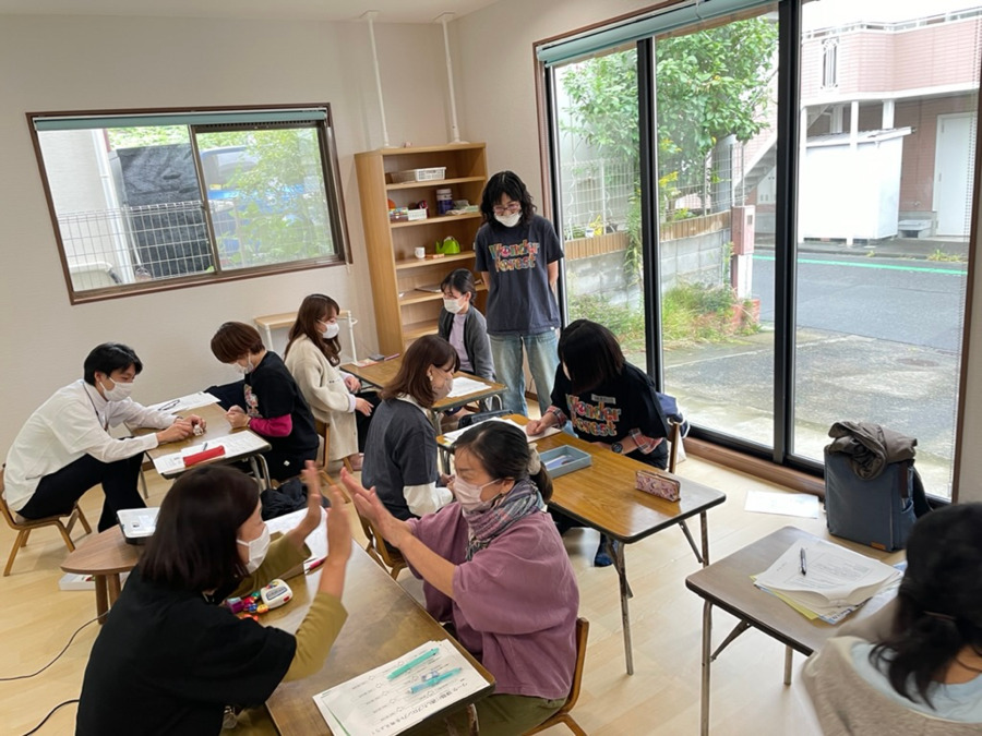 児童発達支援事業・放課後等デイサービス　トータスキッズ（児童指導員/指導員の求人）の写真13枚目：充実の支援者研修：ロールプレイで実技を学びます。
