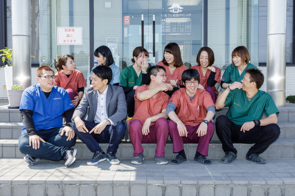 いおうじ応急クリニック(看護師/准看護師の求人)の写真:正社員が11名とアルバイト9名で運営しています。(写真は正社員です)