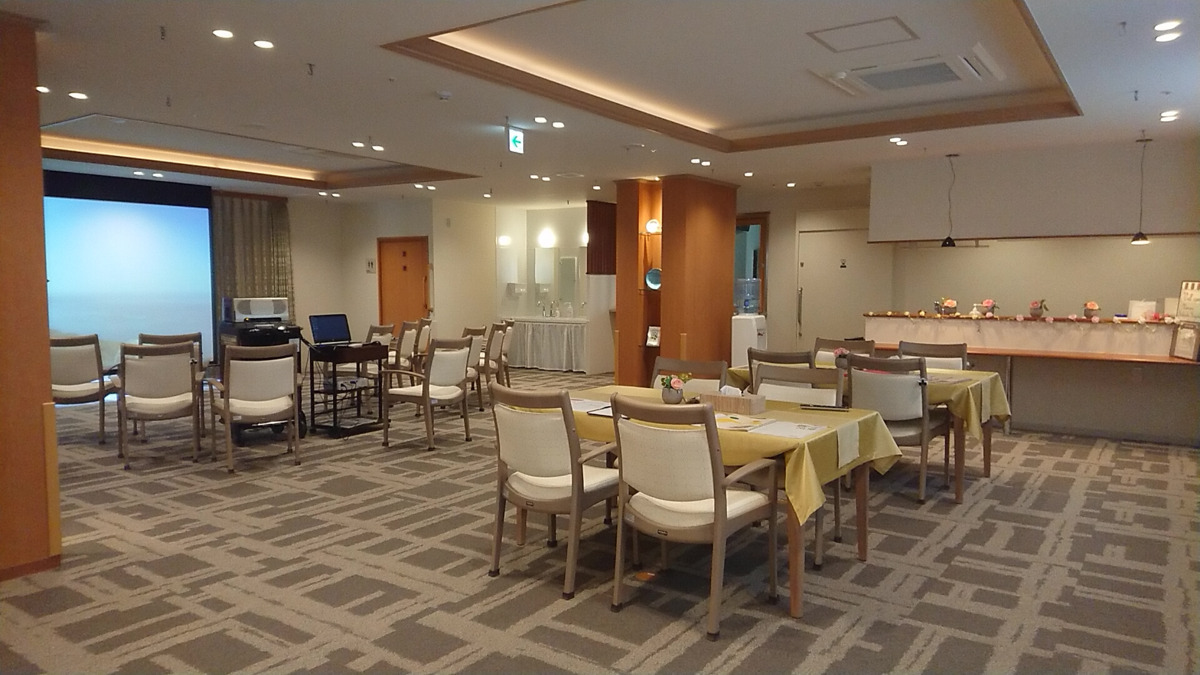 ミモザ板橋けやき苑介護付きホームの写真2枚目：食堂兼リビングです。施設内は掃除のよく行き届いた明るく清潔な空間となっております
