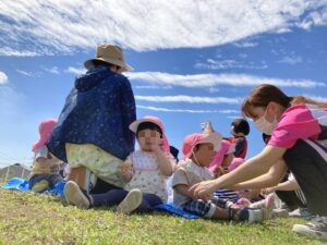 あそびのてんさい五香東保育園の写真3枚目：お天気の良い日は、お散歩に👟
しっかり歩いて到着！
