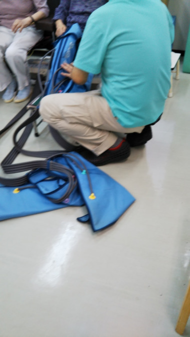 東京リハビリセンター（介護職/ヘルパーの求人）の写真7枚目：器具の脱着もお願いします
