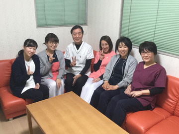 キトウ歯科医院の写真4枚目:みんな仲良し! 白衣は自由に選べます!!