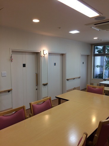 小規模多機能ファンライフ江東（管理職（介護）の求人）の写真2枚目：フロア（居室扉向き）