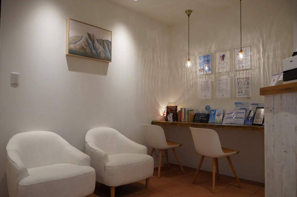 COZY DENTAL 福岡 赤坂【2025年02月25日オープン】（歯科衛生士の求人）の写真2枚目：待合♪