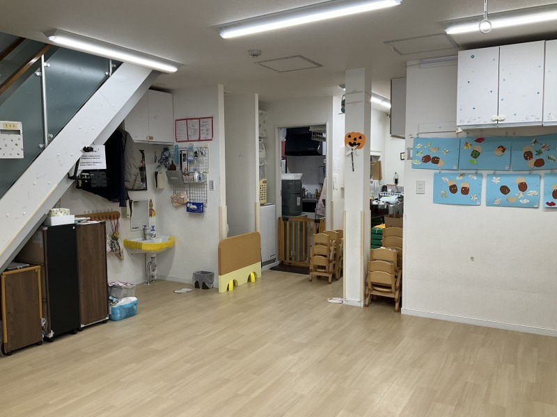 相模原市小規模認可保育園 よつばベビーおはな（調理師/調理スタッフの求人）の写真4枚目：おはな保育室と奥に調理室があります。元気な声でいつも賑やかですよ。