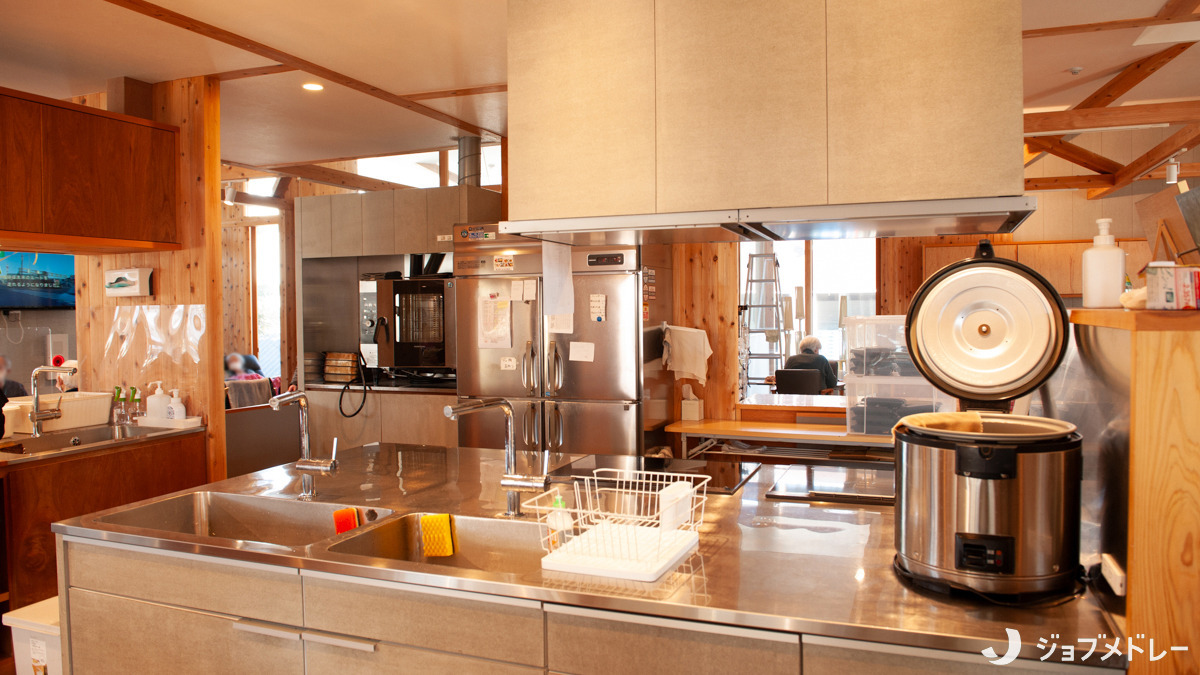 デイサービスセンター住ま居る 下石(介護職/ヘルパーの求人)の写真9枚目:清潔なキッチンです