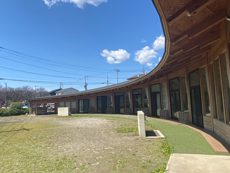 タムロンキッズ保育園（保育士の求人）の写真3枚目：半円型の園舎で、園庭もあります。
