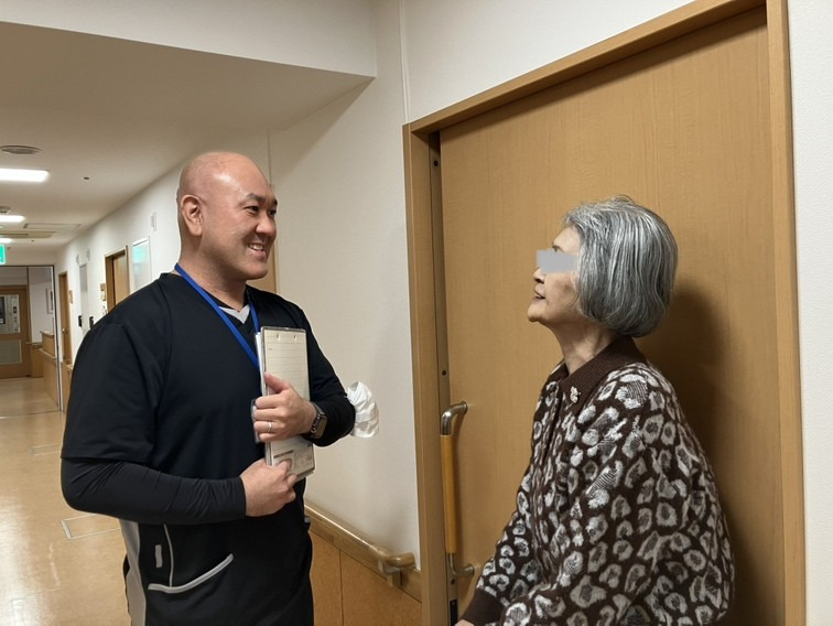 サービス付き高齢者向け住宅 悠楽里レジデンス六本木（介護職/ヘルパーの求人）の写真4枚目：時折お声掛けし、日々のご様子等のお話をすることでコミュニケーションを図っています