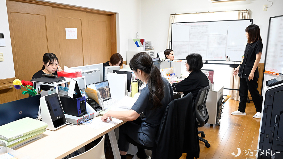 つばき訪問クリニック（医師の求人）の写真2枚目：スタッフ同士で協力して業務に当たっています