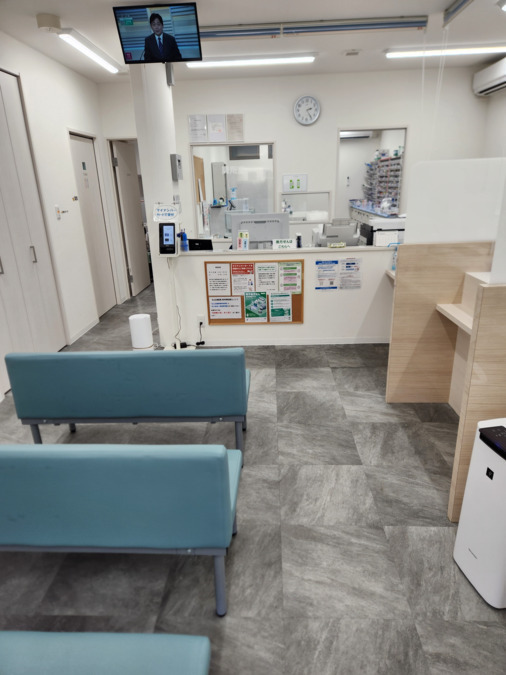 スリーアイ薬局 弘明寺店の写真2枚目：待合