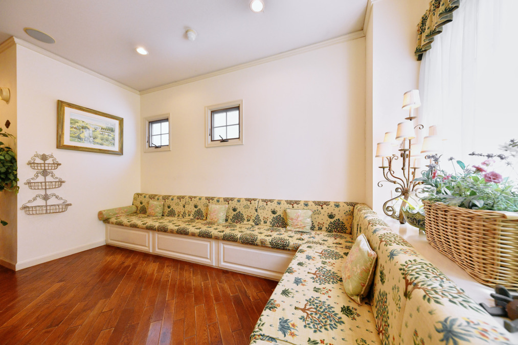 加藤歯科医院(歯科助手の求人)の写真8枚目:待合室 診療は予約時間通りに始まります。それまでおくつろぎください。