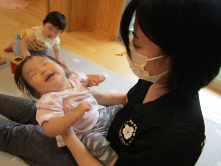 原中央保育園の写真5枚目：0～1歳は，育児担当制を導入し，個別にゆったりと関わっています。