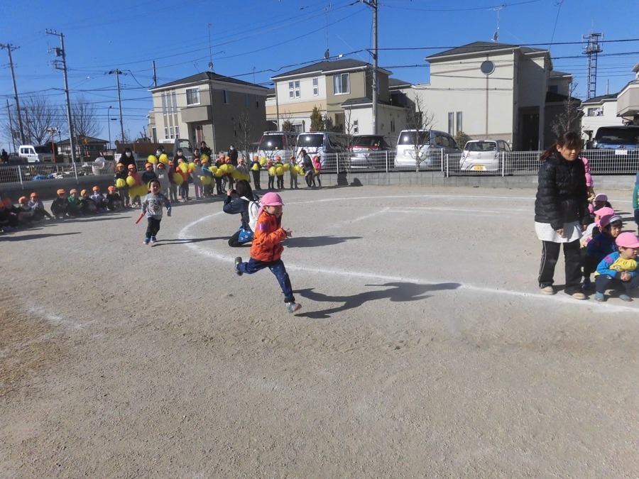 みなみ高柳保育園の写真4枚目：近隣４園とリレーとドッヂボール大会も開催できる広い園庭です！