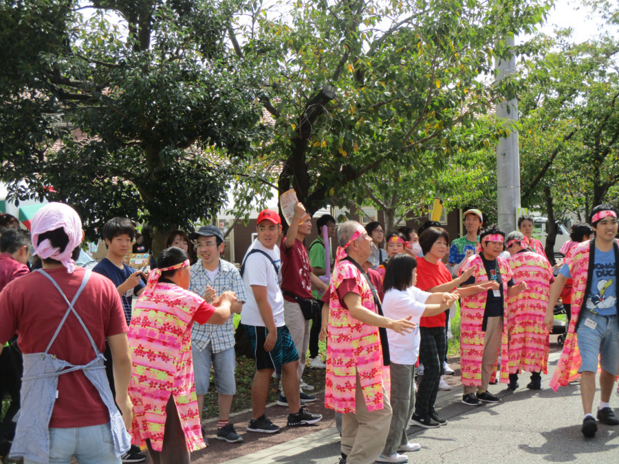 あけび苑の写真4枚目:年1回のお祭りで踊りを披露。