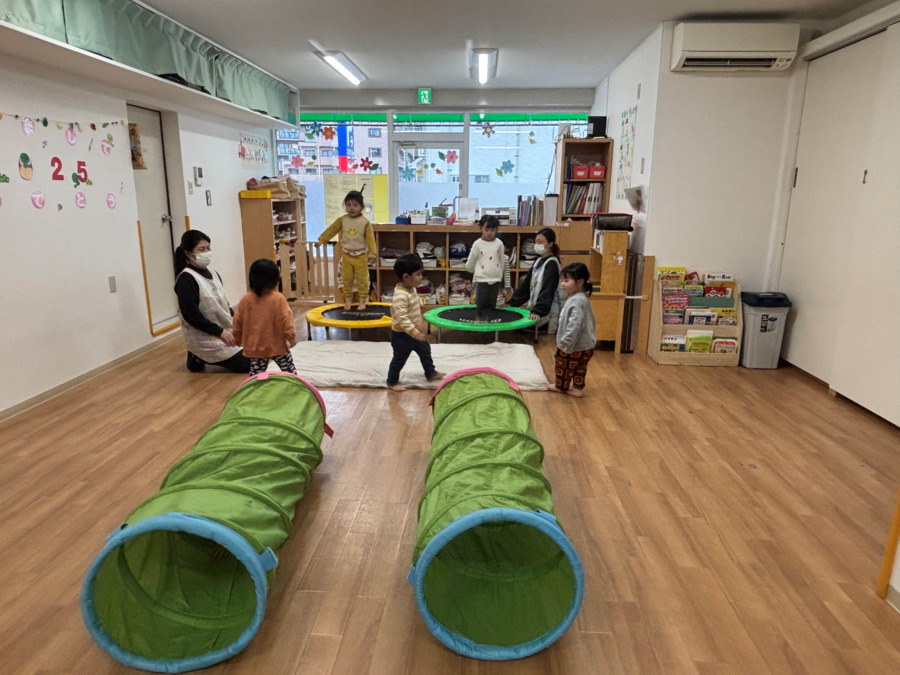ぽっぽ保育園（保育士の求人）の写真6枚目：アスレチック
子ども達に人気のトランポリン・トンネル室内でも体を動かし遊べます。