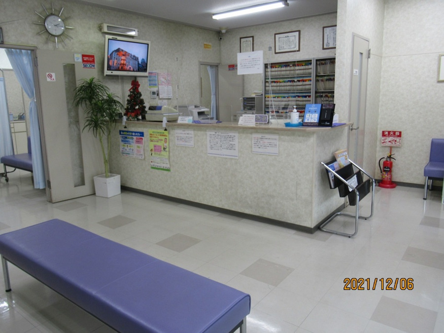 医療法人社団日々希会都筑耳鼻咽喉科クリニック（看護助手の求人）の写真4枚目：明るく広い感染予防策を施した
受付カウンター
