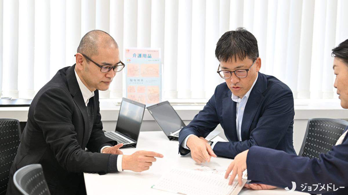 セントケアりまいん豊島（福祉用具専門相談員の求人）の写真9枚目：最適なご提案のために意見を出し合っています