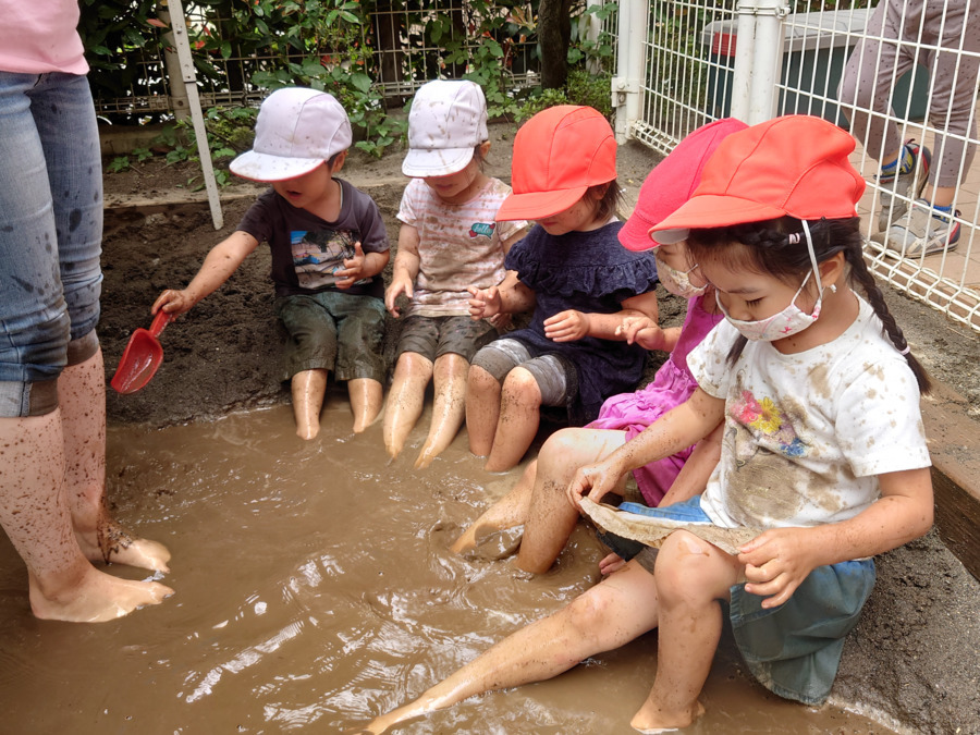 彰栄幼稚園の写真5枚目：砂場の水あそび、夏の楽しい遊びです。