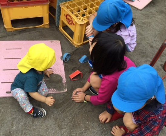 国立保育園（保育士の求人）の写真1枚目：園庭遊びの様子です。異年齢クラスと交流することもあります。