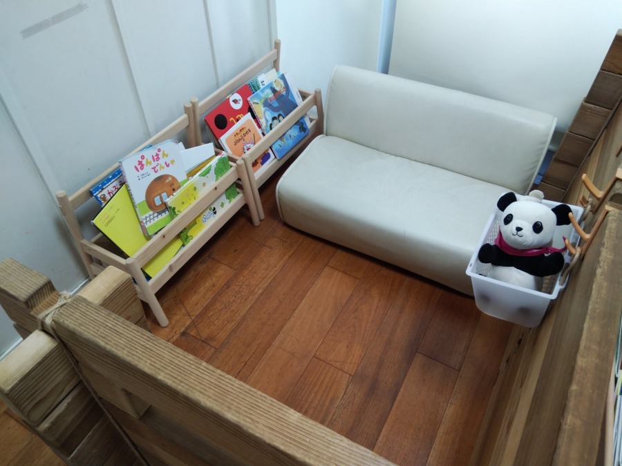 なかまちっこじゃんぷ園の写真7枚目：絵本を読んだりソファに座ったりぬいぐるみを抱っこしたり。
