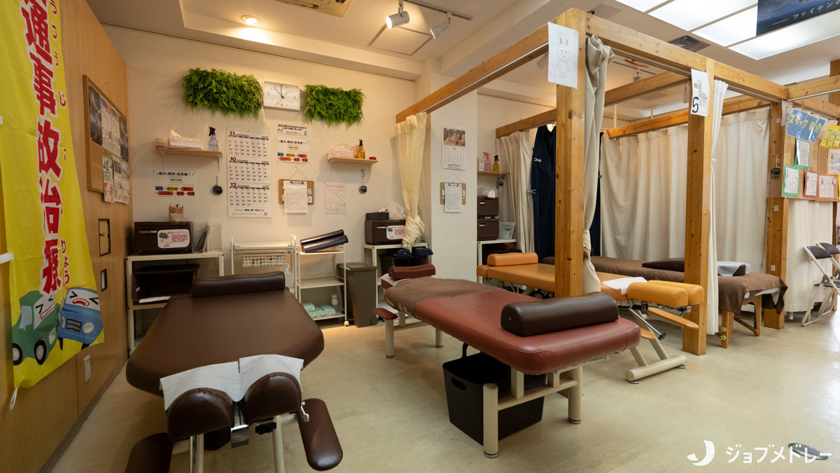 千葉寺ありがとう整骨院(柔道整復師の求人)の写真5枚目:広々とした施術スペースです