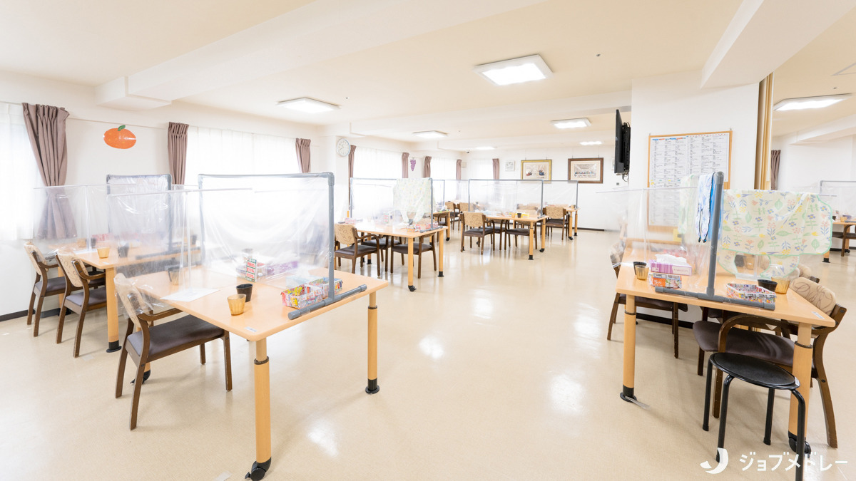 朝日ケアホーム山鼻の写真10枚目：感染症対策として、テーブルにはパーテーションを設置しています
