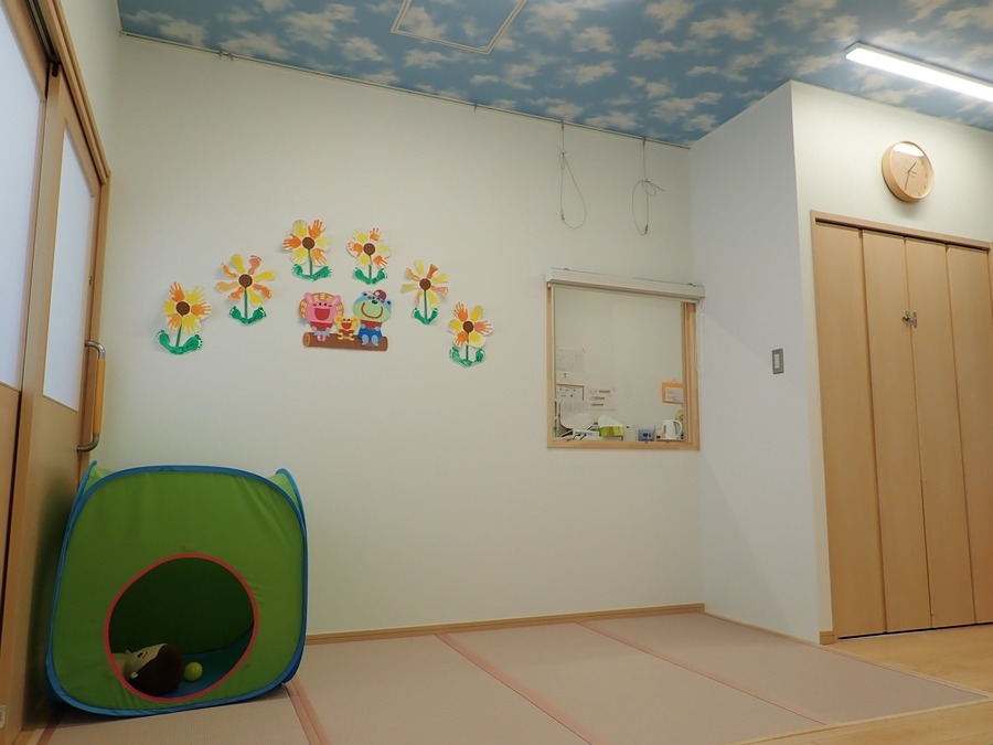 ちいさなこどもえんの写真4枚目：明るい0歳児室