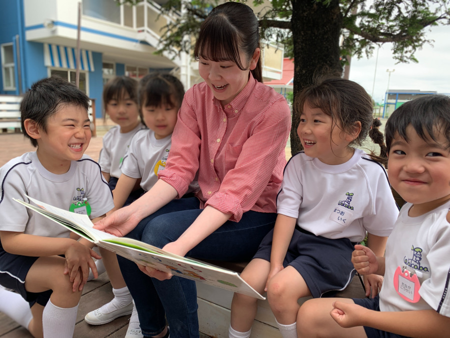 大袋わかばの森こども園（幼稚園教諭の求人）の写真：先生とのふれあいの時間を大切にしています。