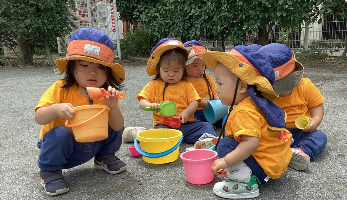 アベニール保育園（保育士の求人）の写真5枚目：戸外活動でのお砂遊びも五感への刺激がたくさんあります。
