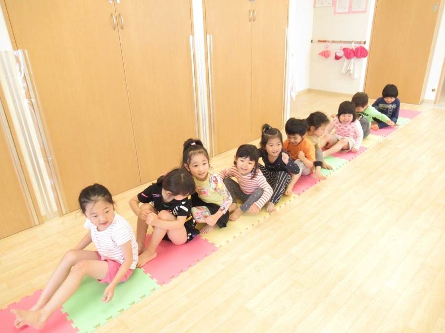 ニチイキッズ湘南鵠沼保育園の写真4枚目：室内遊びの様子。2019年に開園したばかりの園舎は広々としていて綺麗です♪