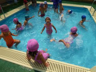 墨田区あおやぎ保育園の写真4枚目：夏季には、水遊びもご一緒に！