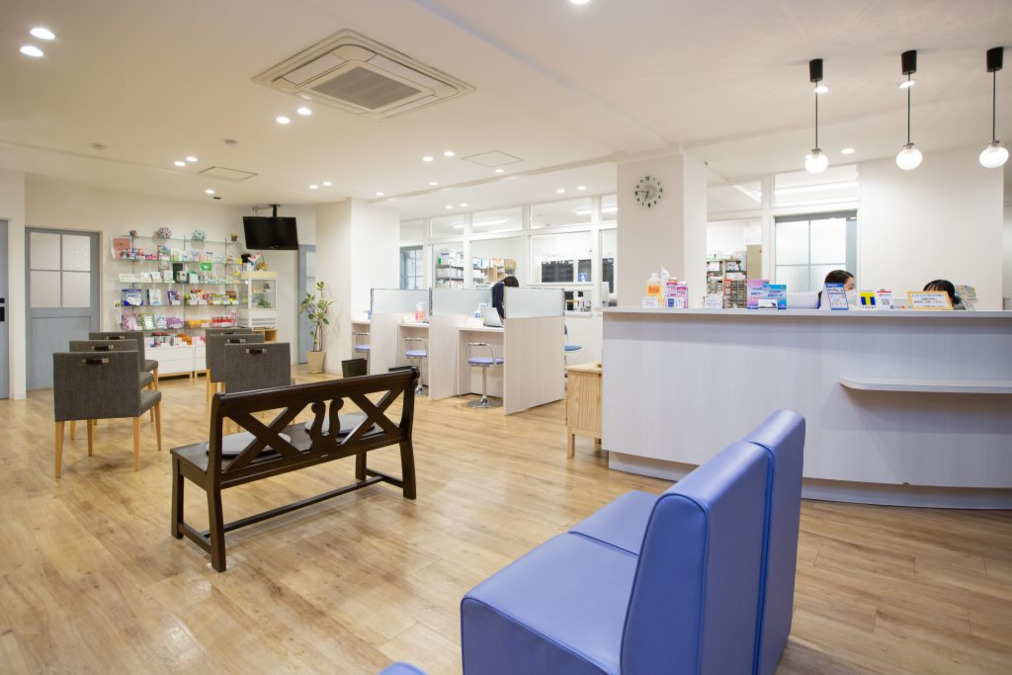 アカネ調剤薬局の写真3枚目：広い待合室でゆったりお待ちいただいています。