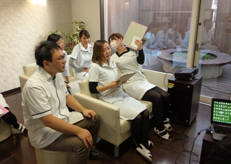 医療法人翔陽会　北上インプラントデンタルオフィス（歯科衛生士の求人）の写真6枚目：※コロナ前の写真です。講師の方を招いて勉強会を開催し研修の機会も設けています