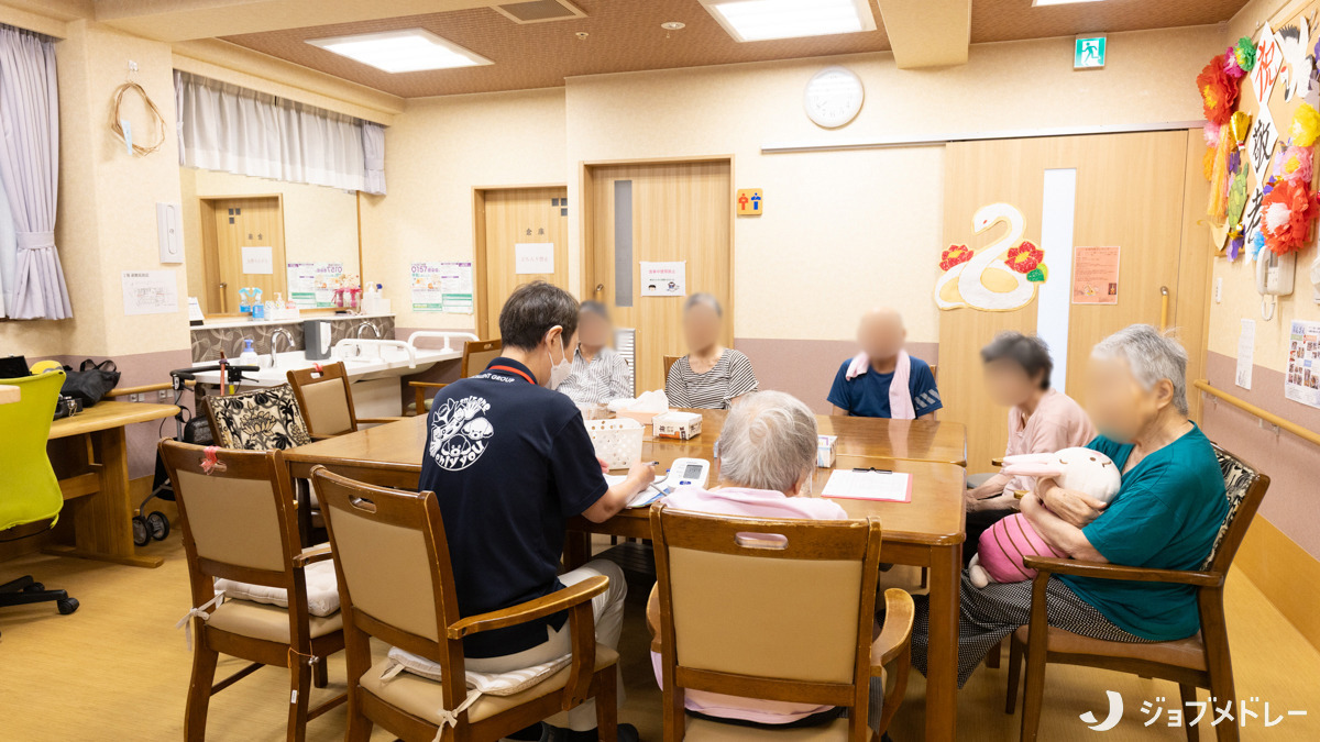 小規模多機能型居宅介護スイート嵐山（介護職/ヘルパーの求人）の写真5枚目：利用者様が穏やかな時間を過ごしています