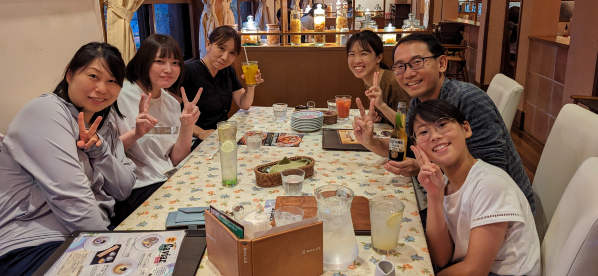 つるおか歯科診療所（歯科衛生士の求人）の写真3枚目：勉強会のあとはみなでお食事会を開いて楽しいひと時を過ごしています♪